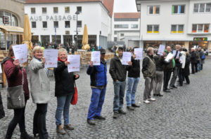 Mit einer „Bettelkette“ machte der SKM in Paderborn auf Armut und Ausgrenzung aufmerksam. (Foto: cpd / Jonas)