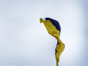 Flagge Ukraine/vika-strawberrika-Mxdis9InKWs-unsplash