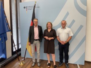 Familienministerin Lisa Paus (Grüne) vom  @BMFSFJ  mit Thomas Altgeld vom  @BFMaenner  und SKM-Generalsekretär Stephan Buttgereit.