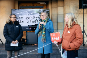 vlnr: Tanja Rutkowski (CSE Essen), Eva Maria Welskop-Deffaa (Caritas-Präsidentin), Anna Siemen (Young Caritas Essen), aufgenommen am 17.10.2023 in Essen, Internationaler Tag zur Beseitigung der Armut 2023: Mittendrin - aussen vor. Wem gehört die Stadt?, (c) Tim Frankenheim