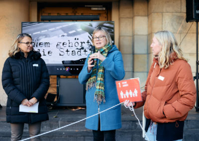 vlnr: Tanja Rutkowski (CSE Essen), Eva Maria Welskop-Deffaa (Caritas-Präsidentin), Anna Siemen (Young Caritas Essen), aufgenommen am 17.10.2023 in Essen, Internationaler Tag zur Beseitigung der Armut 2023: Mittendrin - aussen vor. Wem gehört die Stadt?, (c) Tim Frankenheim