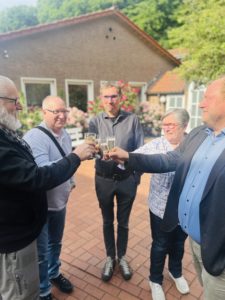 Der Satzungsausschuss feiert die beschlossene neue Satzung im Rahmen der SKM Bundesversammlung