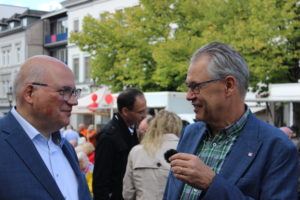 100 Jahre SKM Rhein-Sieg: SKM-Generalsekretär Stephan Buttgereit gratuliert dem Geschäftsführer Markus Kühn