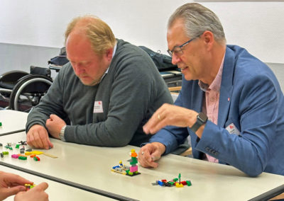 Florian Leimann (links) und Stephan Buttgereit (beide SKM Bundesverband) testen die innovative Methode Lego Serious Play®